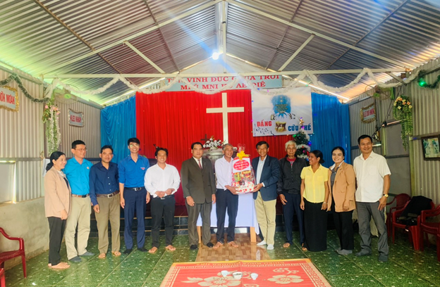 Đoàn Công tác số 01 của UBMTTQ Việt Nam huyện thăm và chúc mừng các cơ sở, điểm nhóm Công giáo và Tin lành nhân dịp Lễ giáng sinh năm 2023.